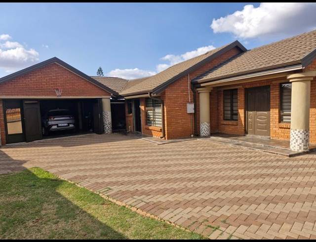 4 BEDROOM HOUSE FOR SALE IN THE ORCHARDS